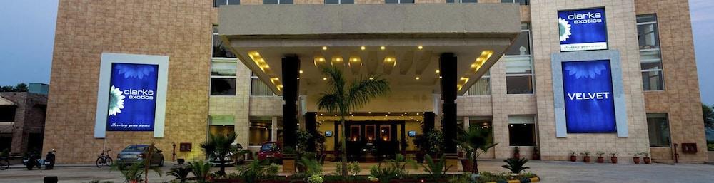 Velvet Clarks Exotica Hotel Zirakpur Exterior photo