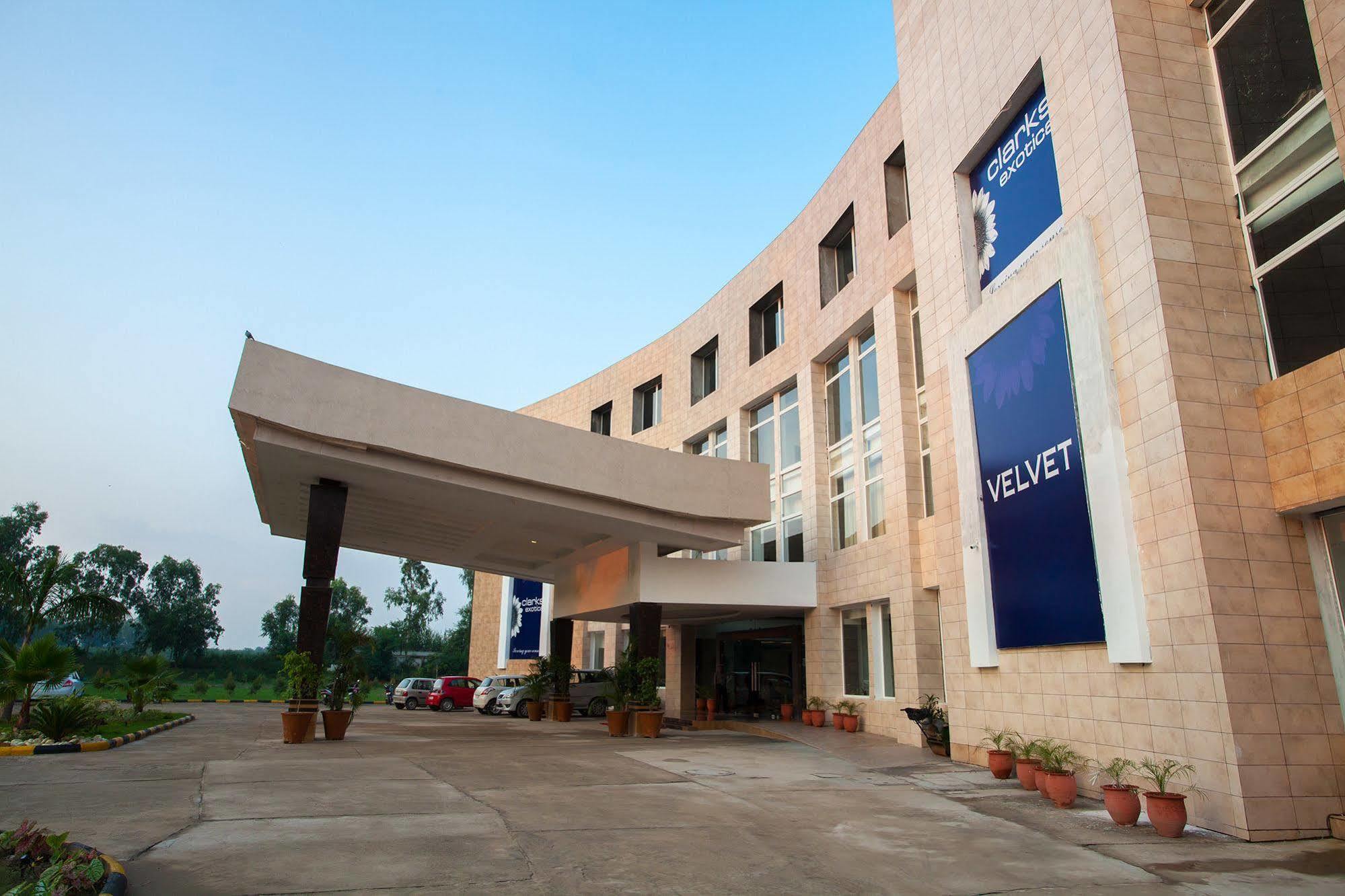Velvet Clarks Exotica Hotel Zirakpur Exterior photo